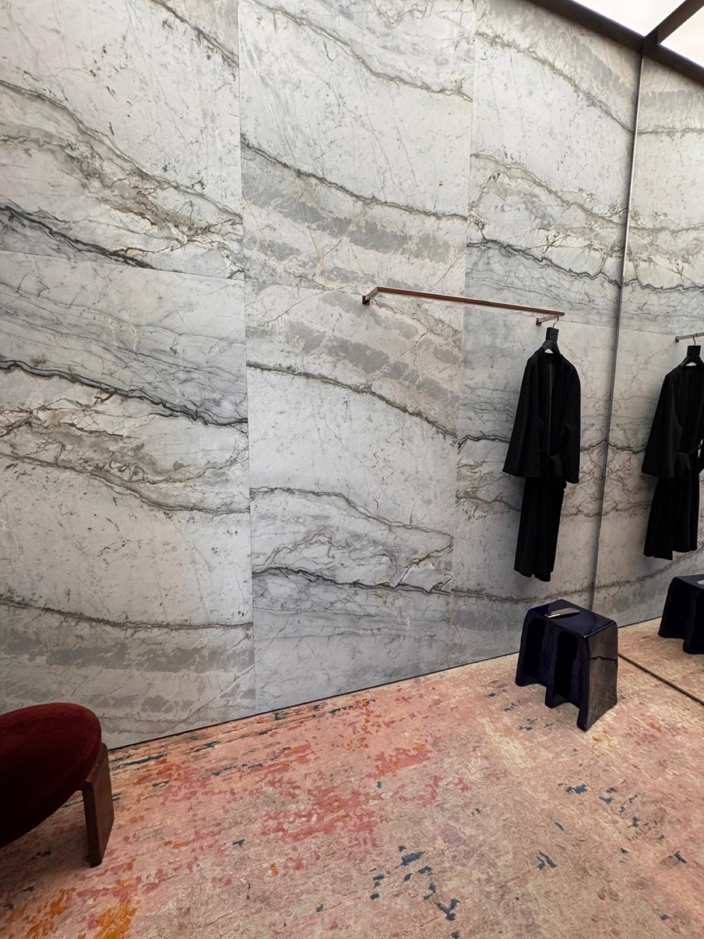Boutique Yves Saint Laurent avenue Montaigne : mur de marbre et vestiaire